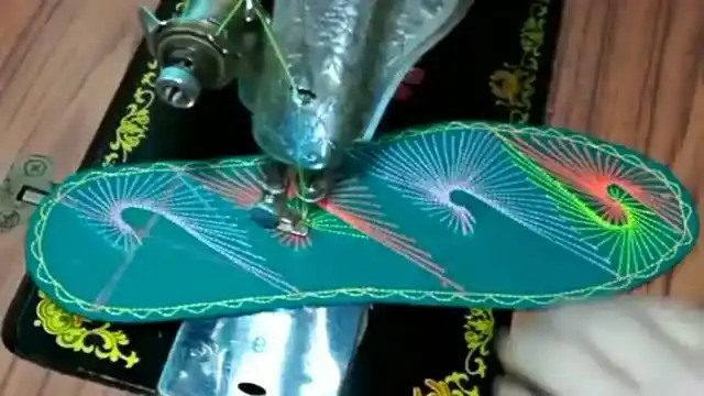 用古老的缝纫机制作鞋垫,出来的效果就是不一样,老师傅手法真不简单!