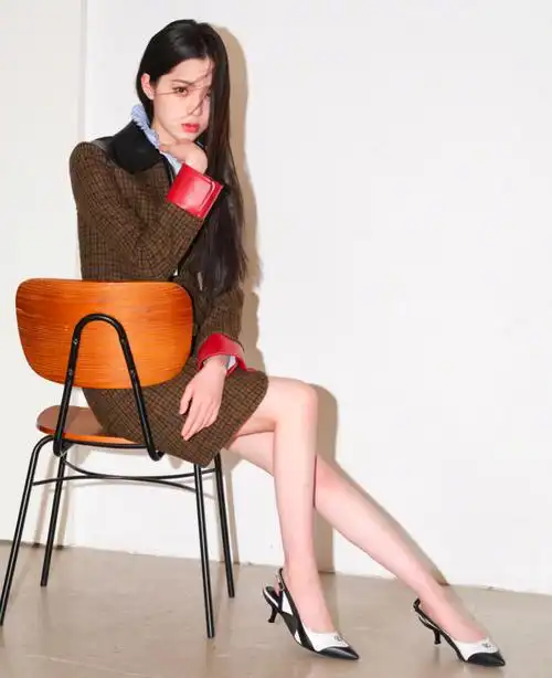 22岁欧阳娜娜穿内衣秀身材光脚拍照不穿鞋腰部纤细肌肉明显