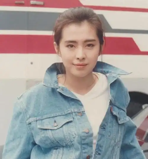 57岁王祖贤被指身材变样,本尊晒照祝福高考学子,近照引热议