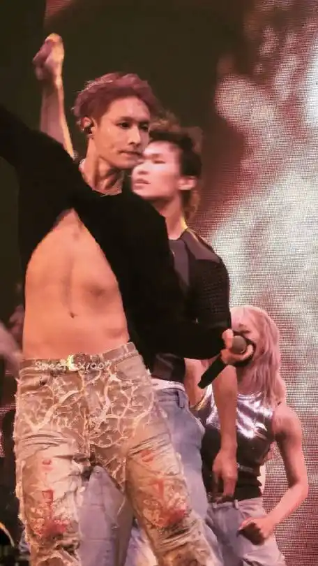 张艺兴唱exo的约定#  简简单单黑色短款上衣  加上随着舞步露出的腹肌