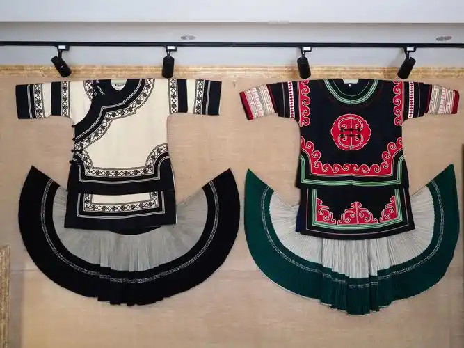 6月17日拍摄的沈晓英彝族服饰作品.新华社记者王迪摄