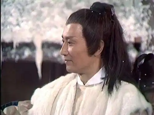 85岁谢贤生日照曝光,头发乌黑状态佳,王菲闺蜜现身亲吻脸颊送祝福