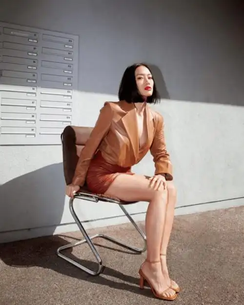 杨紫穿马丁靴走红毯,高跟鞋真的有这么难穿?_脚趾