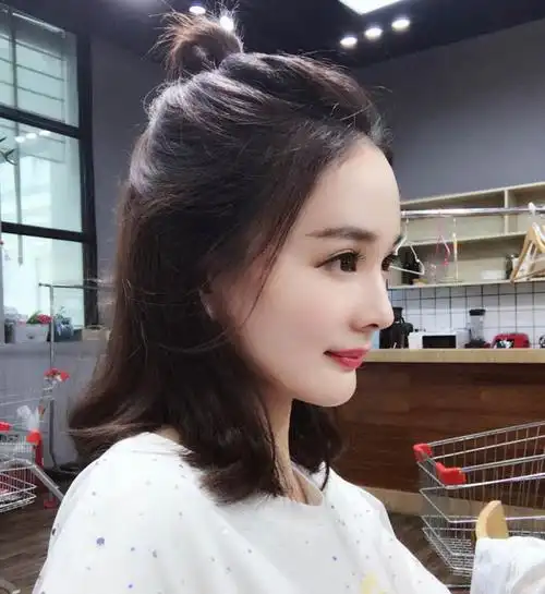 杨幂替身卓亨瑜私照美翻了 青春水嫩颜值丝毫不输本尊