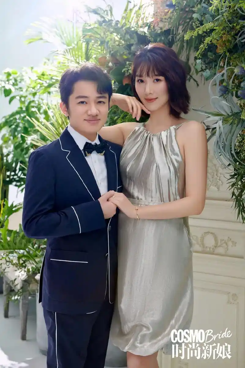 王祖蓝携孕妻合拍恩爱大片李亚男孕肚明显