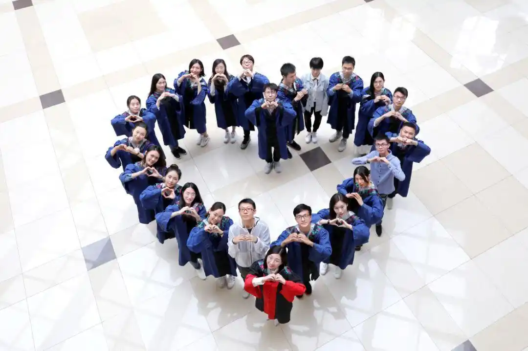 毕业照的n种姿势你都解锁了吗复旦官宣教你如何摆拍网红毕业照