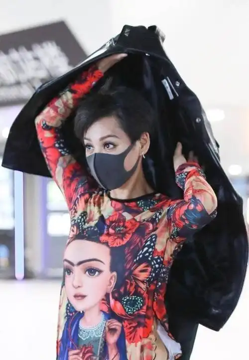 静姐的走路姿势真是霸气侧漏!