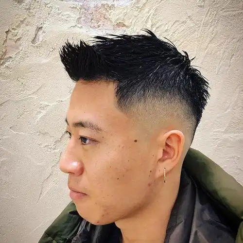 男生把两边推光的发型都很有型