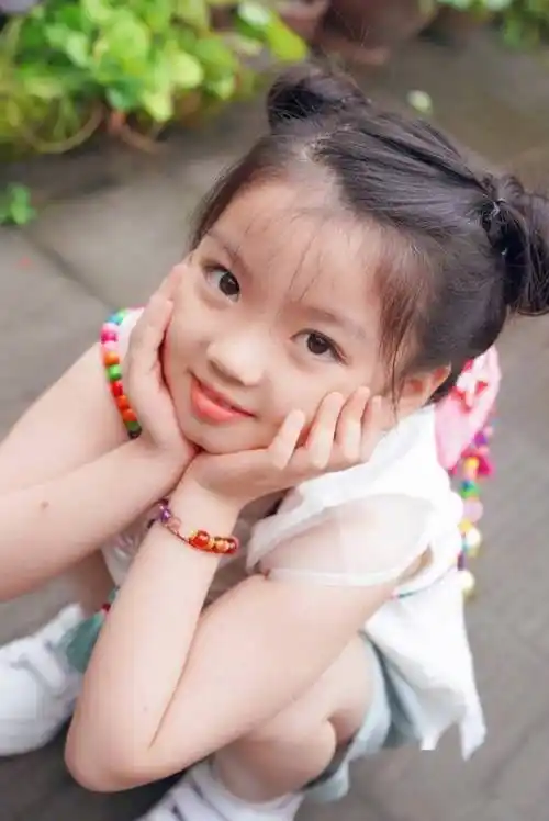 阿拉蕾体验山野生活,背竹篓捞鱼被蚊子咬一身包,眼神灵动超漂亮_小