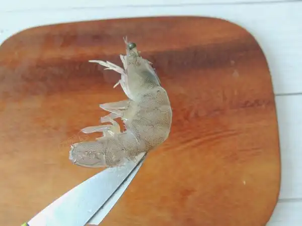 5.用剪刀从虾的尾部往头部剪开,剪到刚才切开的地方.