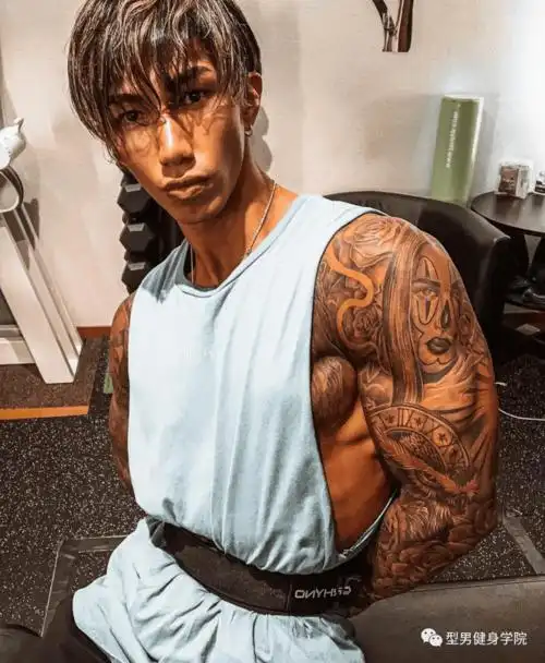 这样的纹身肌肉哥太帅气了