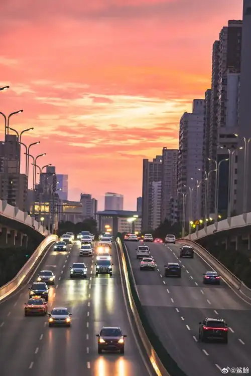 在国庆75周年庆典的第一天,天空中就出现了绚烂无比的火烧云.