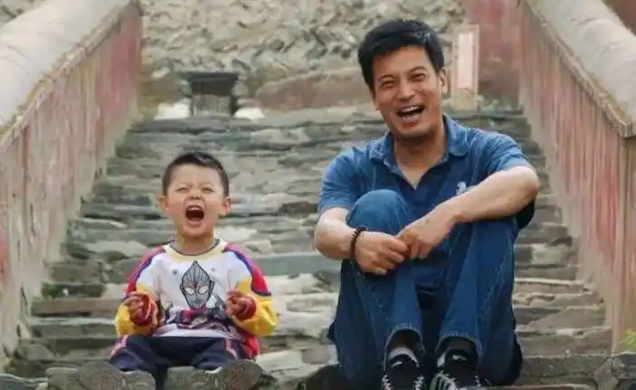 他是蒋勤勤前男友,人帅戏好,娶了圈外妻生子,如今儿子比他更帅