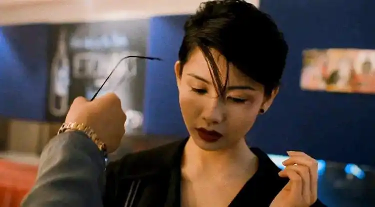 丁瑶来找山鸡,希望山鸡重新回到三联帮,不然就会被雷功打死