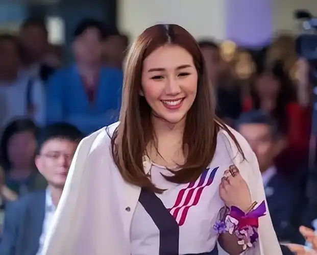 回顾赌王的女儿何超盈倒贴14亿下嫁东北小伙结婚被丈夫宠成宝