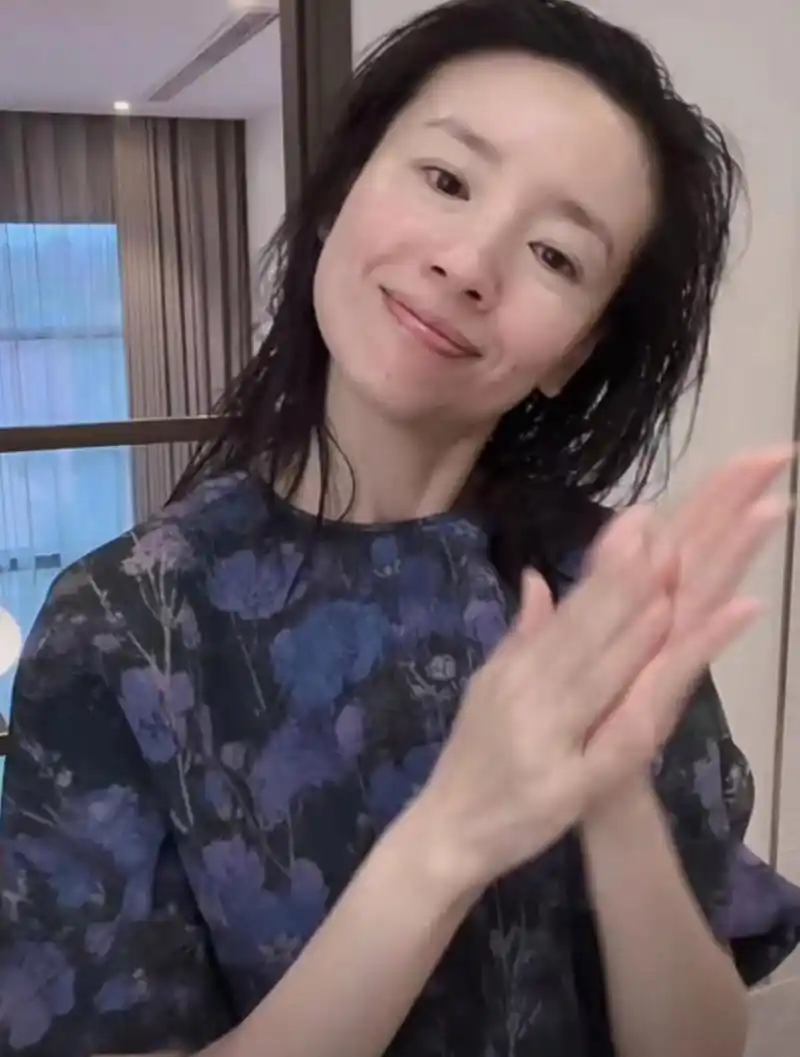 董洁素颜的状态还是很好的,皮肤白皙细腻,又瘦又美!