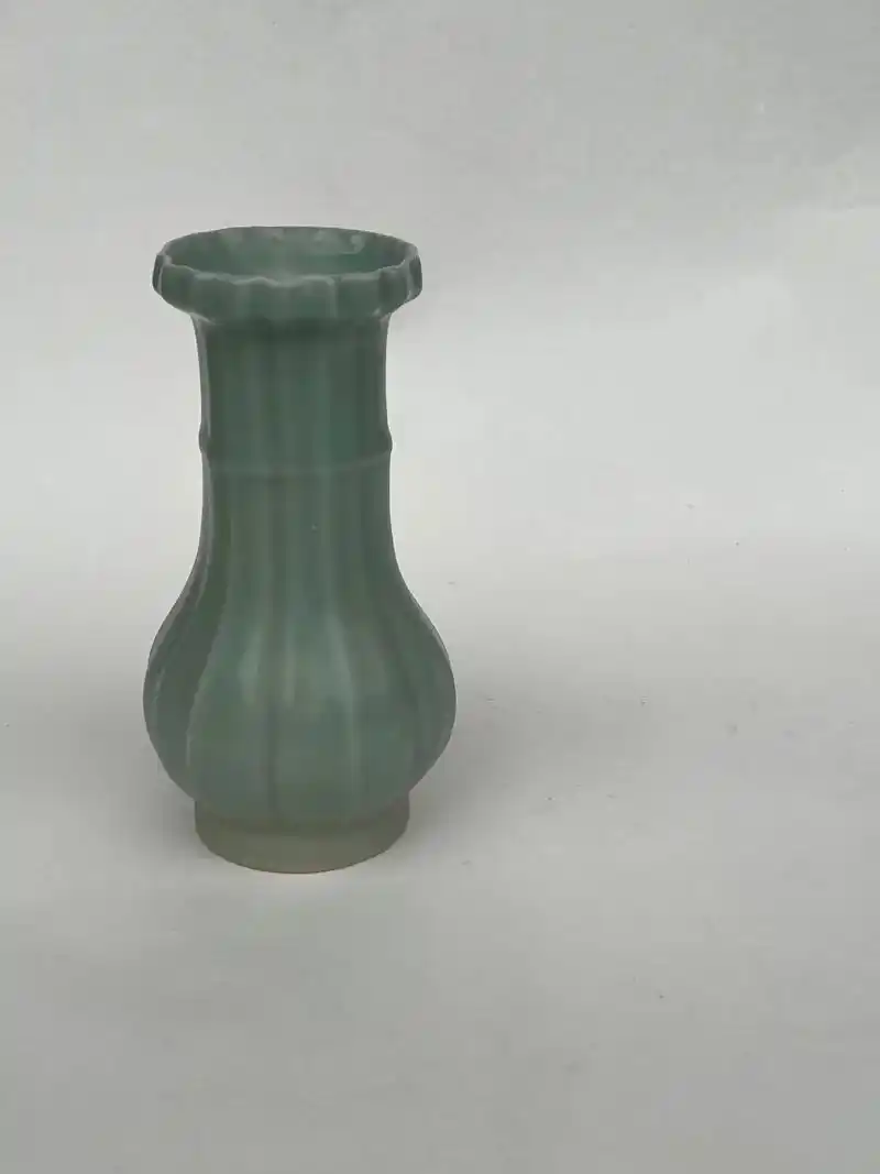 遂宁观音文化博物馆珍藏南宋龙泉窑瓷瓶