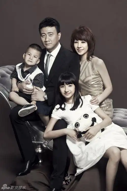 胡军妻子庆生儿女献吻 揭胡军与老婆卢芳20年情史