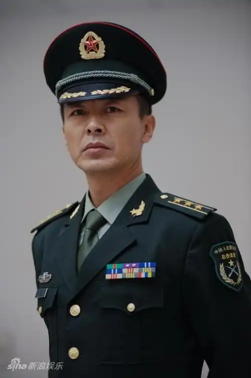 请问一下陆军航空兵的军装是什么颜色的