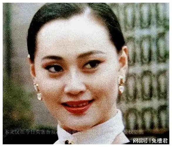 演员杨昆:60岁没有子女,欠4.5万物业费被告上法庭,她现状