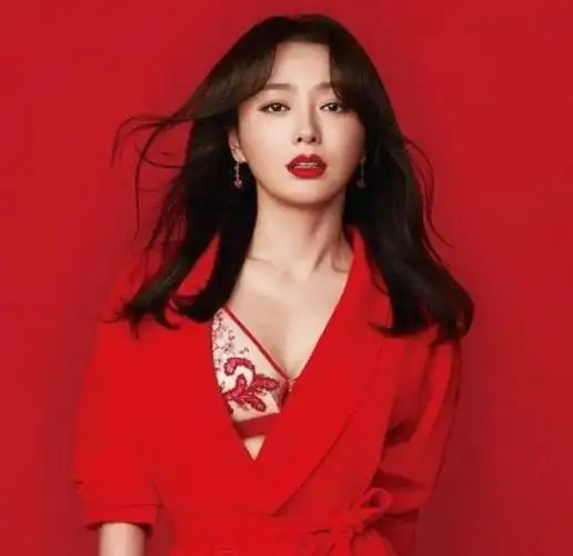 秦岚首次代言内衣广告只露半个巴掌的胸就让无数宅男尖叫不止