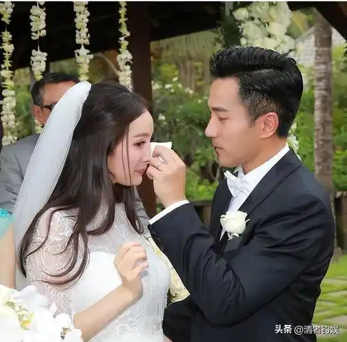 第一次网友看明侦因表情上厕所!王鸥诡笑何炅邪笑演技炸裂,大发