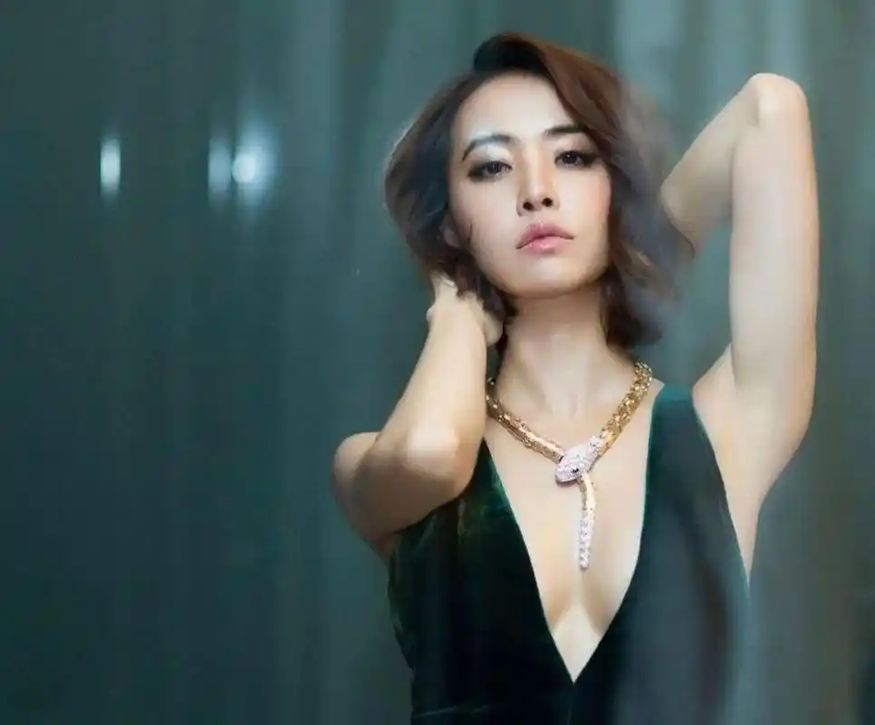 42岁蔡依林有多"野"穿深v高开叉裙,轻露事业线,又纯又欲