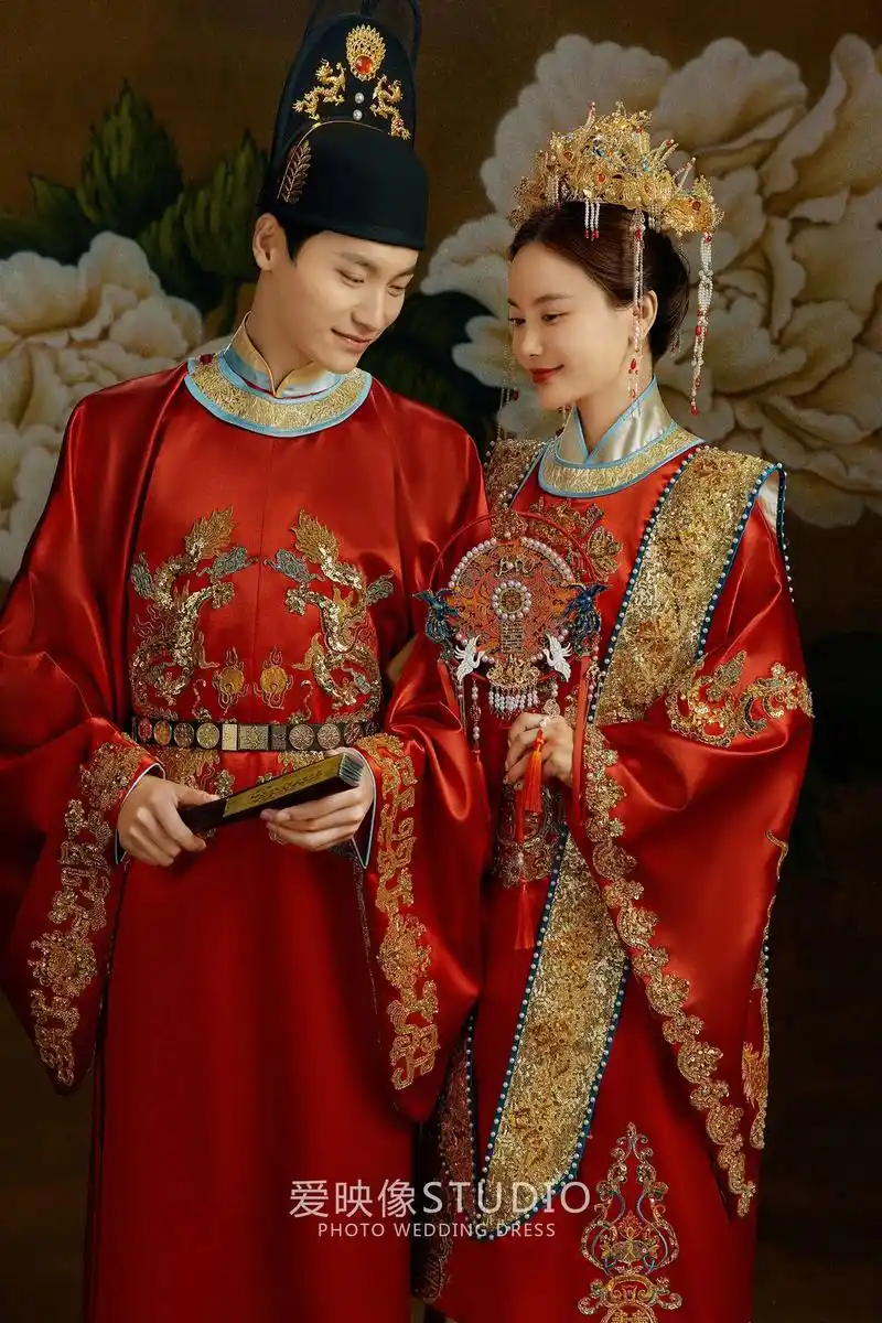 95后必拍 汉服婚纱照.穿着汉家凤冠霞帔,尽显端庄却扇轻遮, - 抖音