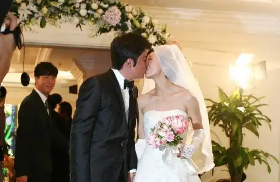 罗嘉良苏岩大婚众星捧场 新娘感动落泪甜蜜亲吻