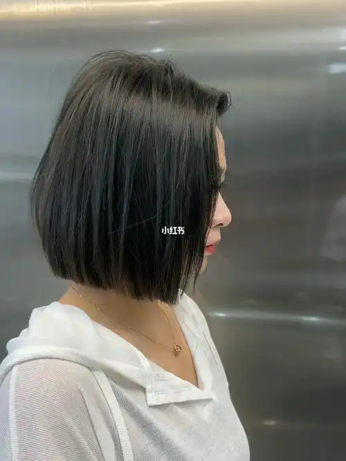 短发要搭配深色系,低调的颜色更酷感,烟熏绿灰色