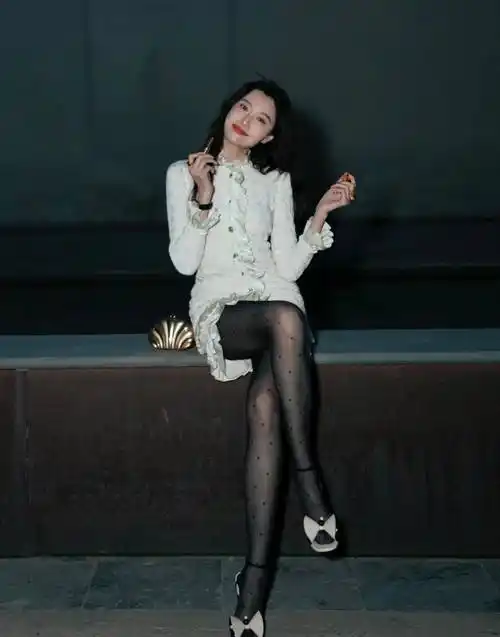 内娱长腿姐姐非李斯羽莫属,白裙配黑色丝袜,高挑出众高级感满满_时尚