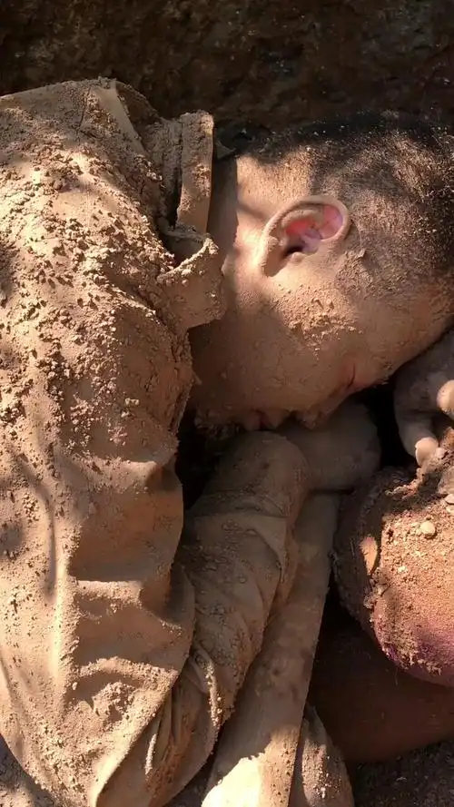 泥巴人累了在休息,蛮拼的