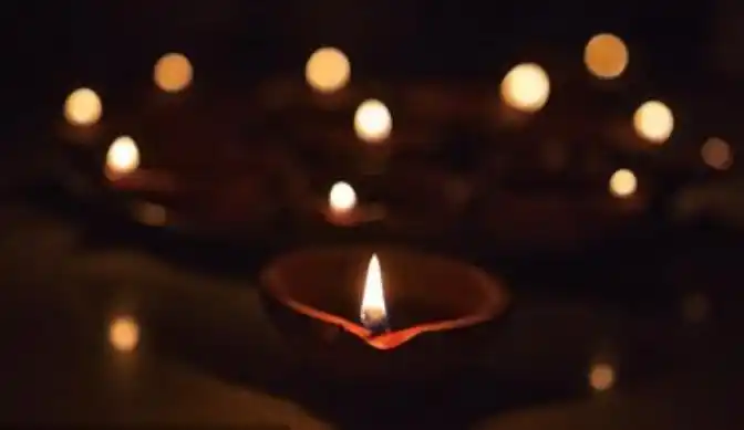 点燃蜡烛,闭上眼睛,低下头,双手合十,深切缅怀亲人