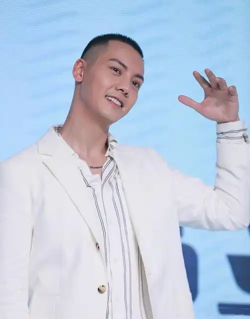 陈伟霆的"青皮油头"圆寸