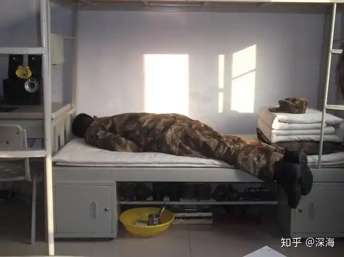 在部队里是怎样睡觉的? - 知乎