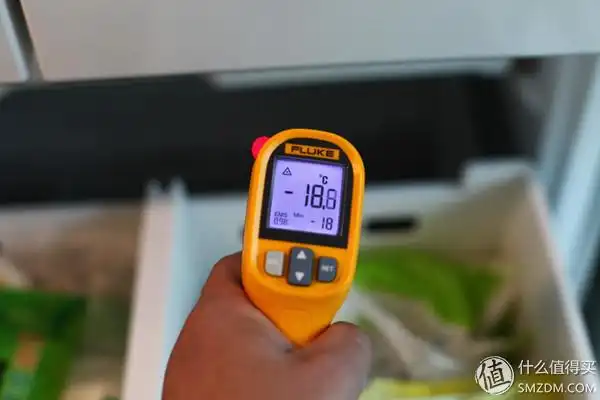 环境温度13摄氏度,冰箱两侧外壁最高21.6度,手感温热,不烫手.