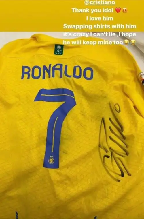 迷弟1费哈前锋晒c罗签名球衣太疯狂了希望他也保留我的