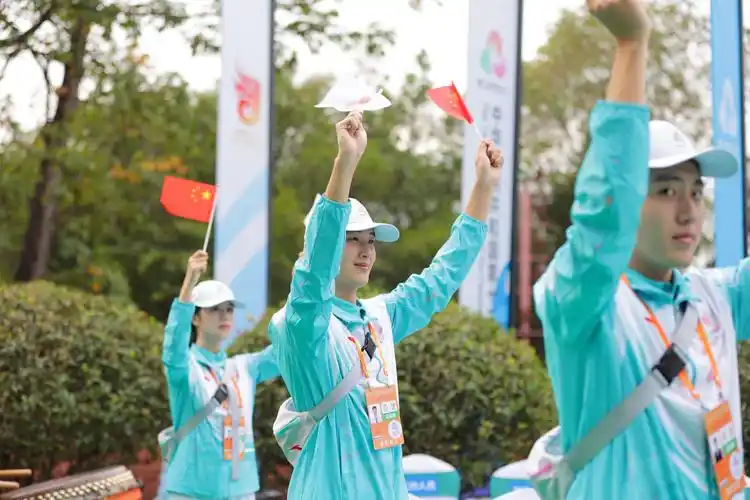 11月2日上午,十五运会火炬在广州传递,以镇海楼为起点,志愿者手持国旗