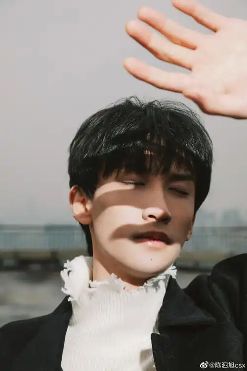 陈泗旭发18宫格祝自己18岁生日快乐##陈泗旭十八岁生日写真