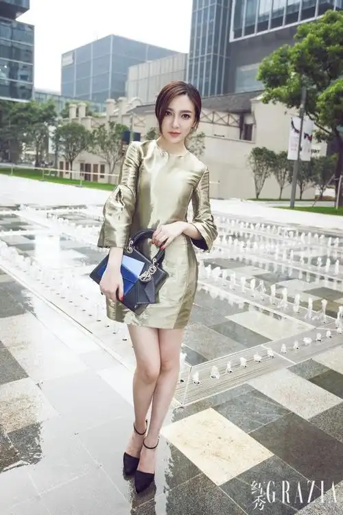 刘彦池小辣椒街拍演绎dior口袋包ladydiordiorissimo