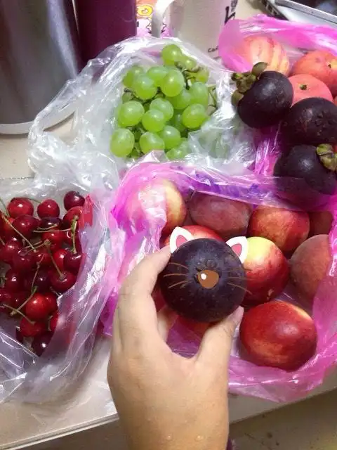 下午老公买了好多水果回来,我现在可真是个不折不扣的吃货!