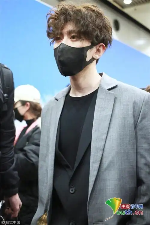 蔡徐坤戴口罩蔡徐坤灰色西装戴口罩低调现身