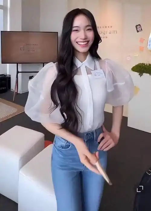 小s大女儿疑似回应:晒旅游照心情好,做夸张动作力挺妹妹