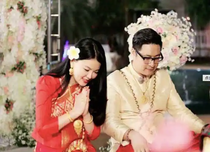 在《熊猫大侠》杀青之时,他和李湘官宣了结婚的消息.