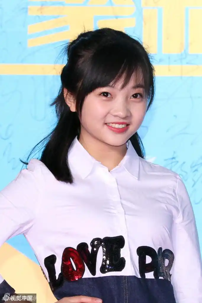 17岁林妙可腰身圆润上围丰满