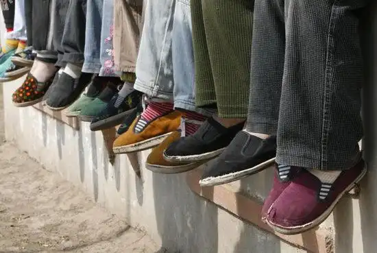 图文:农村孩子穿着自己家做的布鞋