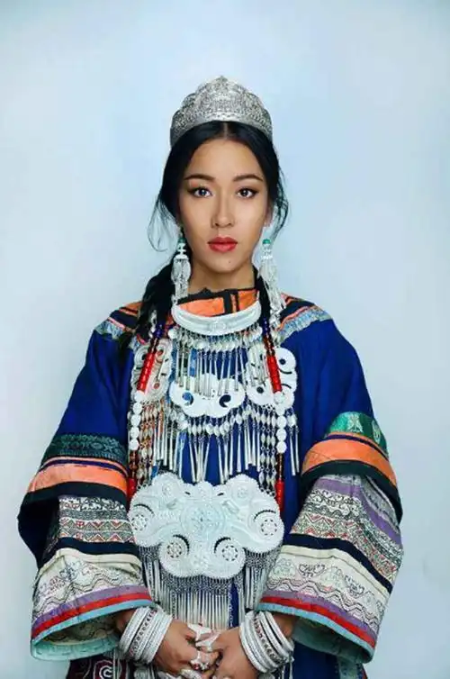 把吉克隽逸10度美白之后,才明白丑和黑没啥关系,我哭的像个孩子