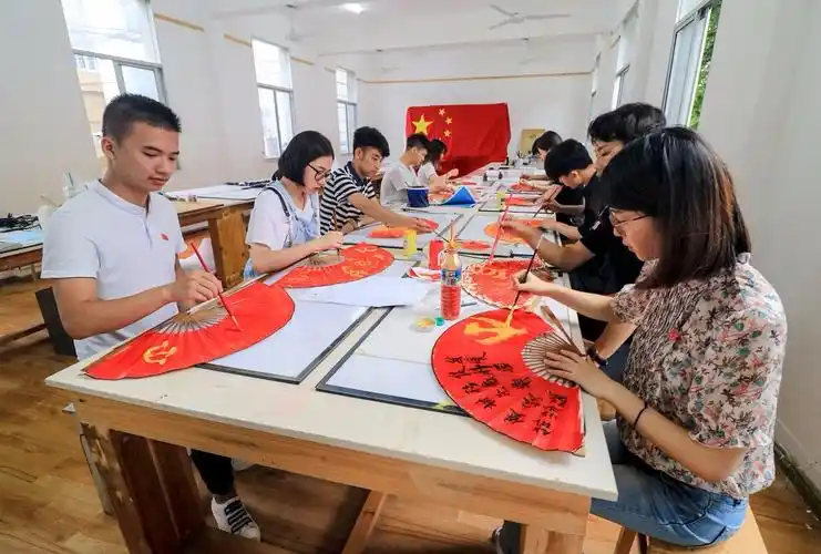 大学生党员们精心手绘"党旗扇".