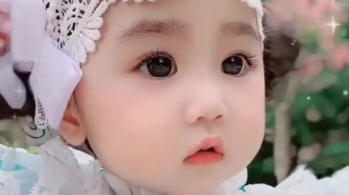 这是谁家的小情人,一双大眼睛太抢镜了,爸妈的基因得多强大