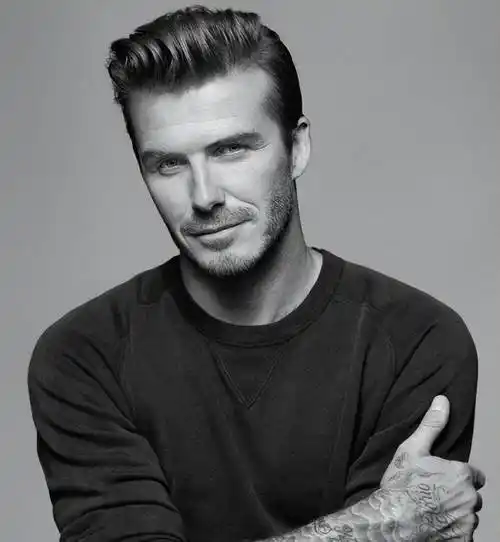 原创贝克汉姆一家出海游玩与大儿媳贴太近引争议穿衣风格大胆张扬